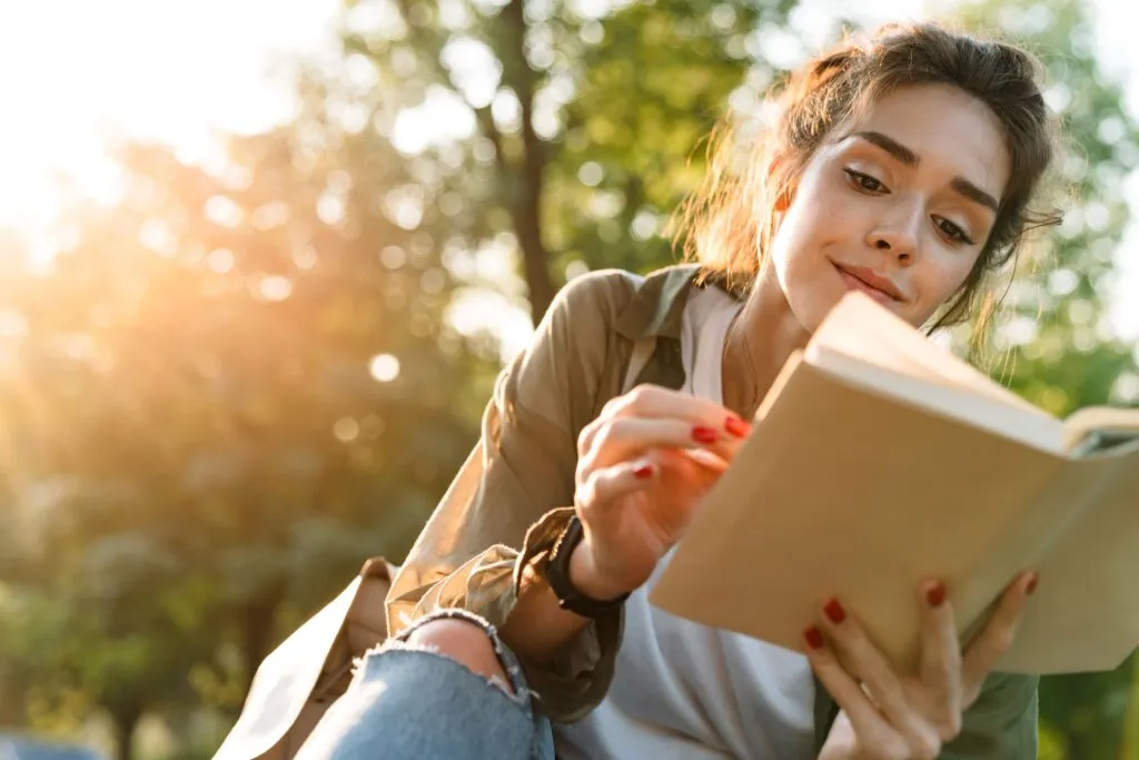 Mujer leyendo un libro